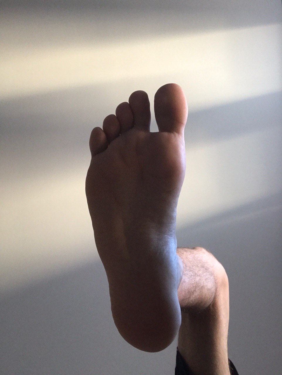 You scums must admire my athletic feet, you will never reach this kind of shape, so enjoy!!!
#footfetish