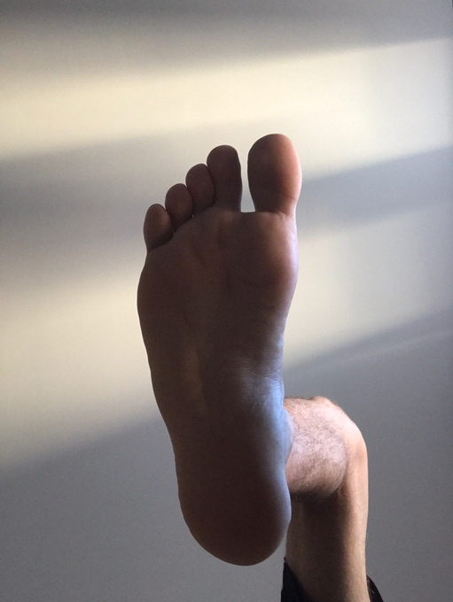 You scums must admire my athletic feet, you will never reach this kind of shape, so enjoy!!!
#footfetish