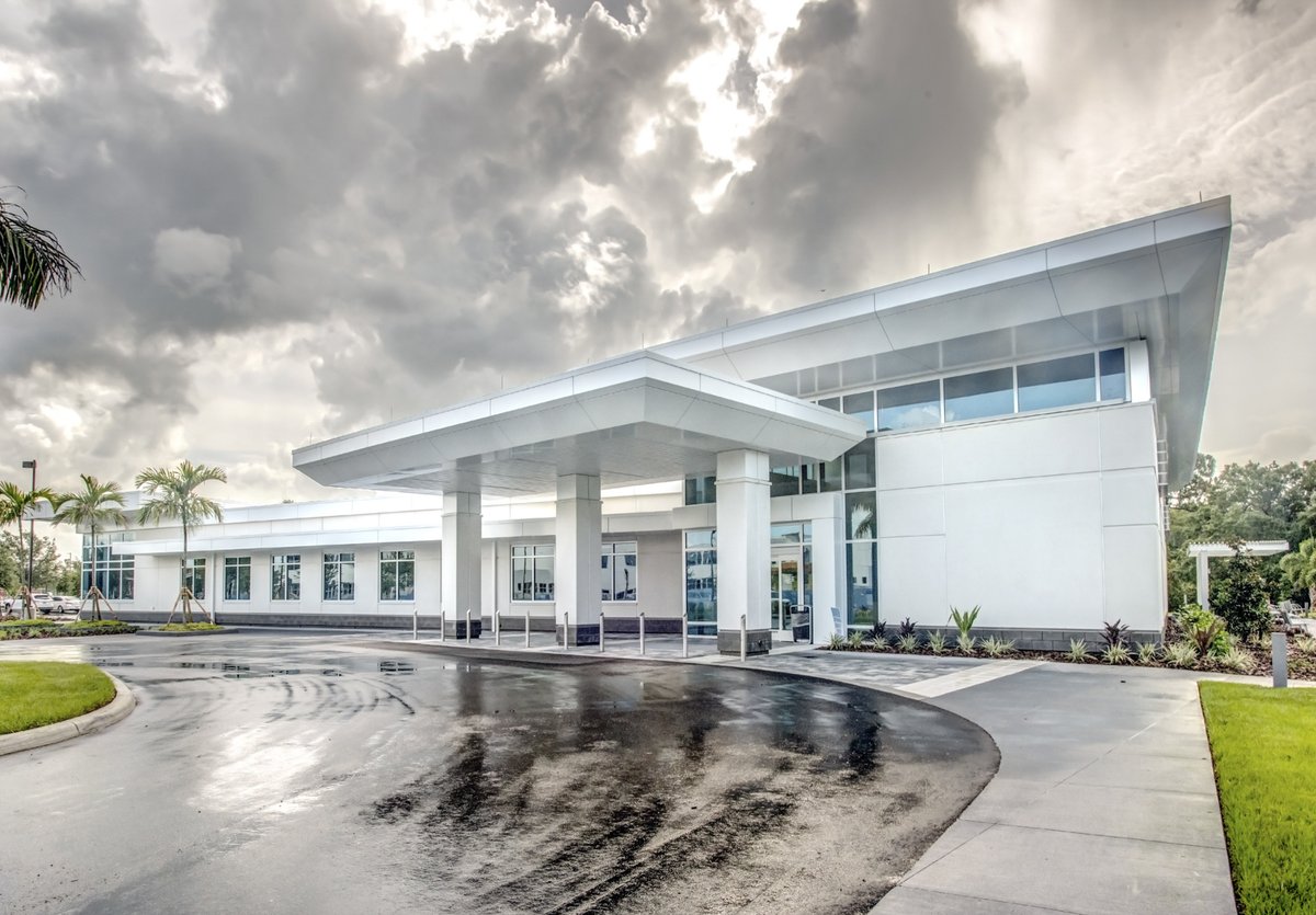 CPPI_News's tweet photo. CPPI recently completed the Sarasota Memorial Radiation Oncology Center on University Parkway, a state-of-the-art outpatient facility and part of the Sarasota Memorial Health Care System. More info here: https://t.co/WegckMz8XM #CPPIBuilds #Healthcare @SMHCS https://t.co/x8mZ3OQhal