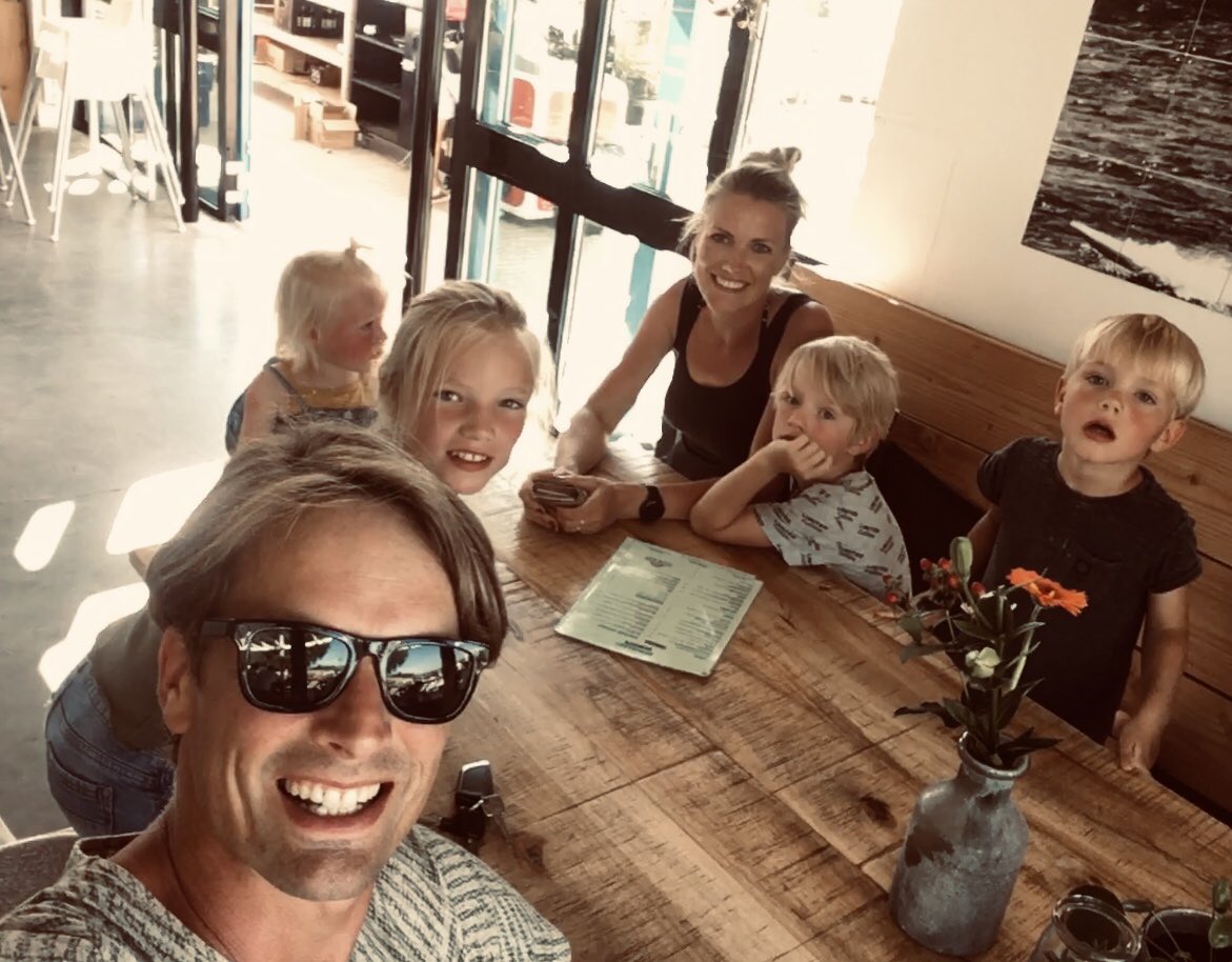 Met het gezin een dagje surfen bij <a href="/Telstar_surf/">Telstarsurf</a> maakt de vakantie compleet. Iedereen mee op het board en de oudste twee ook zelf al lekker surfen. #mooiedag #windsurfing #relaxen