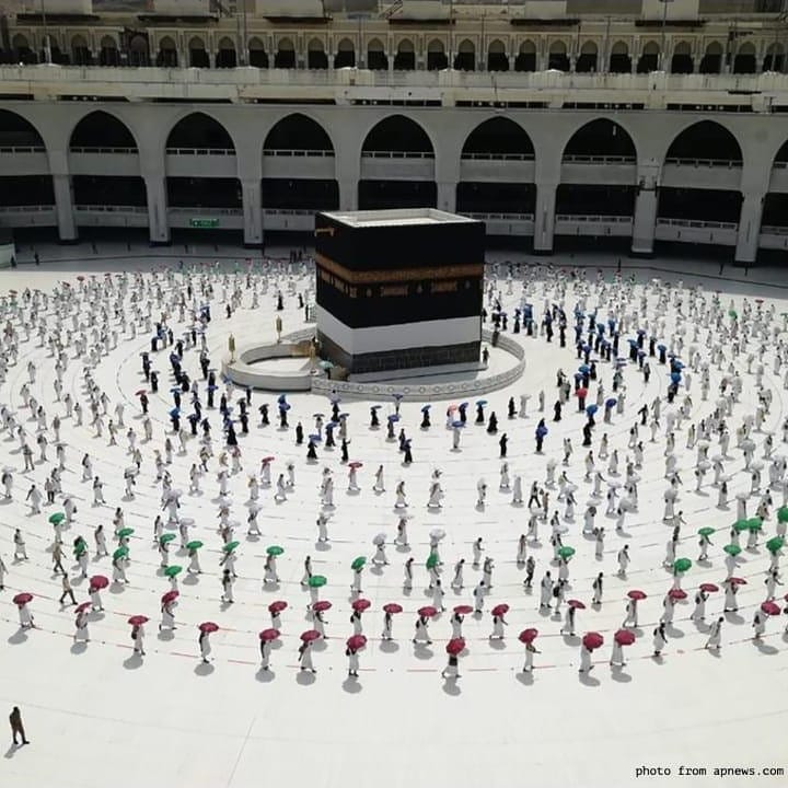 ArabianVP's tweet photo. #Umrah is the “lesser pilgrimage,” but it attracts more #Muslims to #Mecca each year than the #Hajj. While the Hajj is a #religious requirement and must occur on specific dates, the Umrah is a shorter, optional #pilgrimage, and can be made any time of the year. #PrayforSaudi https://t.co/DcBmxjJXXL