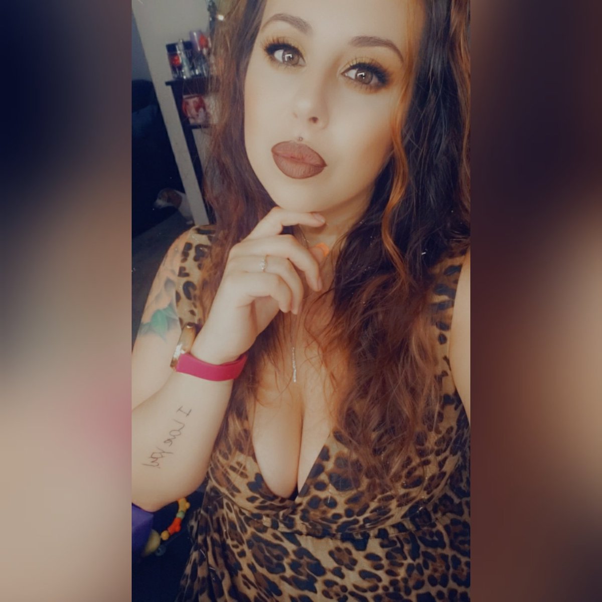 ashemnicole's tweet image. @BenefitBeauty #rollerlashliner #rollerlash #pinuplashes #gimmebrow #softblurfoundation #hellohappy #hoolabronzer @LOrealParisUSA #liquidlip #leschocolats #70%yum @Jaclynhill  @MorpheBrushes #jaclynhillxmorphe #volume1 @milanicosmetics #lineplay #goldgoddess