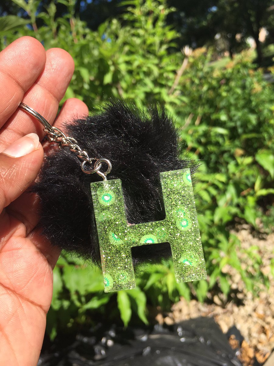 0fficialbratz's tweet image. Customize your own resin letter keychain! 
DM me to put in a order !

#keychain #resin #pompomkeychain #SmallBusiness