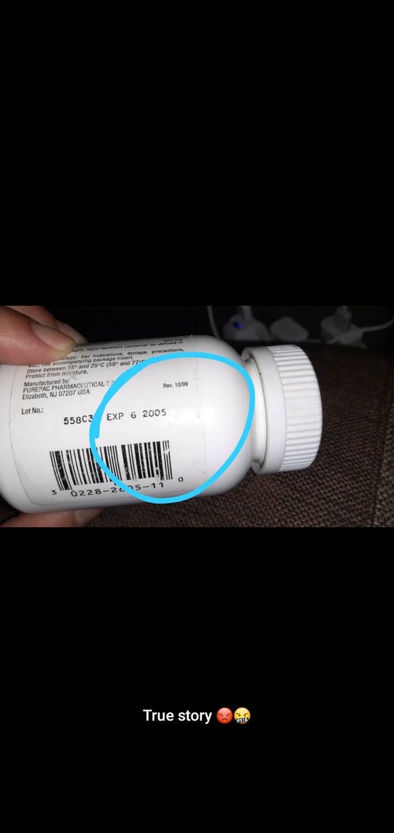 GhantousYara's tweet photo. Such medicines are floating on the surface of the sea and it is all expired since 2005! What was it supposed to be doing in the port??? Expired since 15 years?????? 

@ALJADEEDNEWS @mtvlebanon @LBCILebanon https://t.co/nZuFAAxnfA