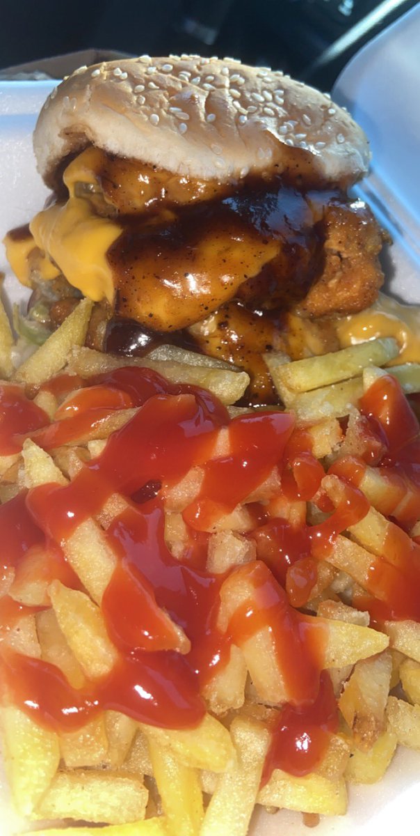 _OnlyJuiCy's tweet photo. - this chicken sammich don’t owe me nothing !! #soBomb hit up  @Pinkdolphin_242  🍔 https://t.co/xd1KaJErHS