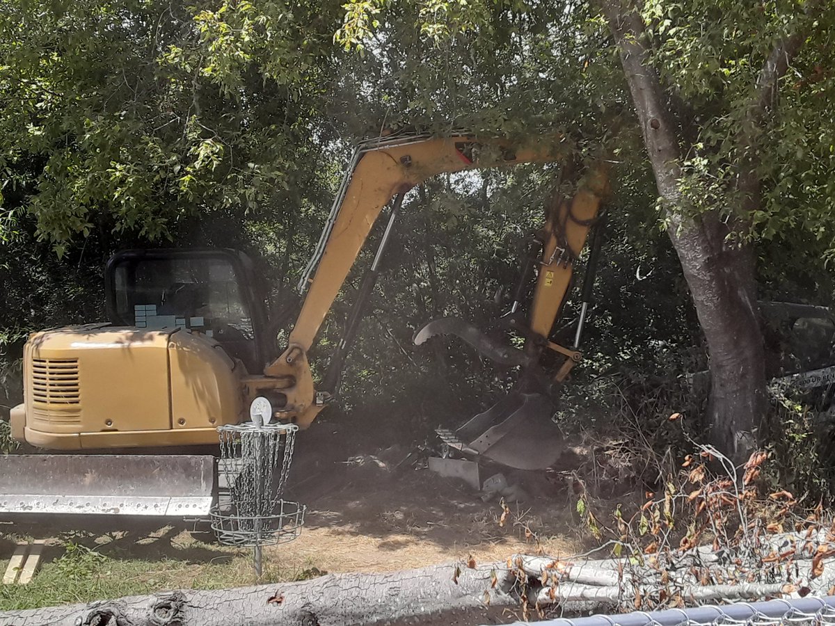 hexed_x's tweet photo. SCPD destroying people's lives. Multiple unhoused people residing in the #Benchlands community confirm that they have nowhere to go. https://t.co/ojqLJrsB4n