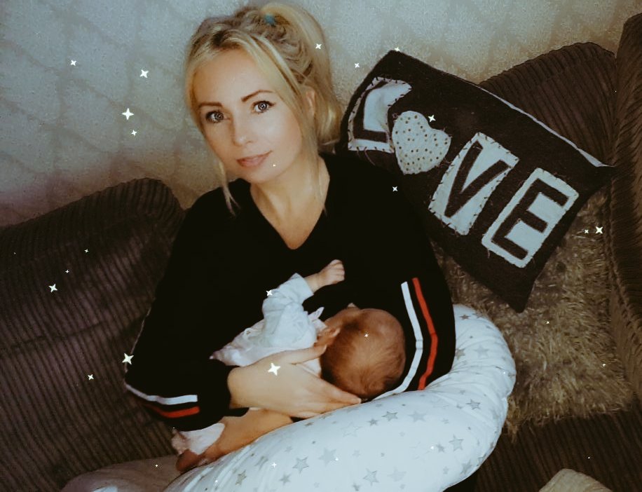 Niccyyyyyyyyy's tweet photo. #breastfeedingweek so proud of our baby girl #4weekstoday https://t.co/HTgsroJUYA