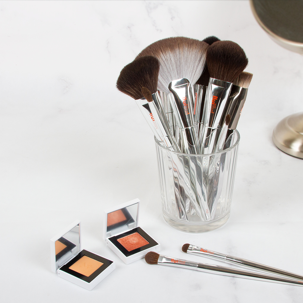 lluilluinv's tweet photo. This makeup brush lineup… say no more 🙌  

Our makeup brushes are cruelty-free and we recently switched to eco-friendly packaging 🐶🌱 There’s eyeshadow brushes, contour brushes, blush brushes, fan brushes… the list goes on 😍

You can still shop our Summer Brush Kit 💕 https://t.co/TESY6ODLmy