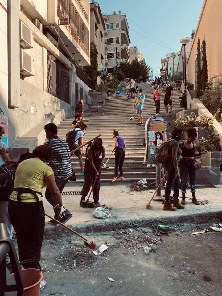 jenanmoussa's tweet photo. The resilience of the Lebanese people is inspiring. Look at this. Volunteers in the street of #Beirut clearing the rubble. 

@akhbar https://t.co/9zNggHJDaW