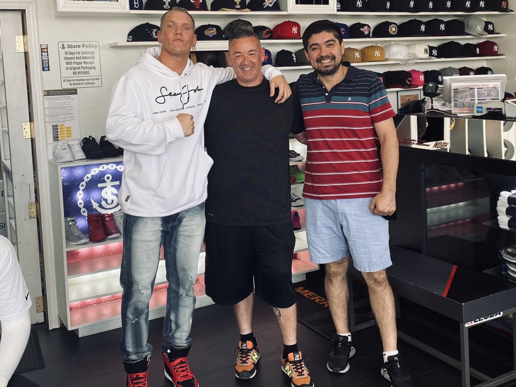 PackArenaCatena's tweet photo. Met up with @FutureLegendCEO in Brooklyn today. Great clothing, better dude
Proud to be associated with him and his brand

Also THANK YOU Sneaker Town USA
Had my stuff done within mins
Til next time ... Stay easy

#sixtoolproduct #futurelegend #ClothingBrand #WereUpNext https://t.co/MQ3R6xwdfT