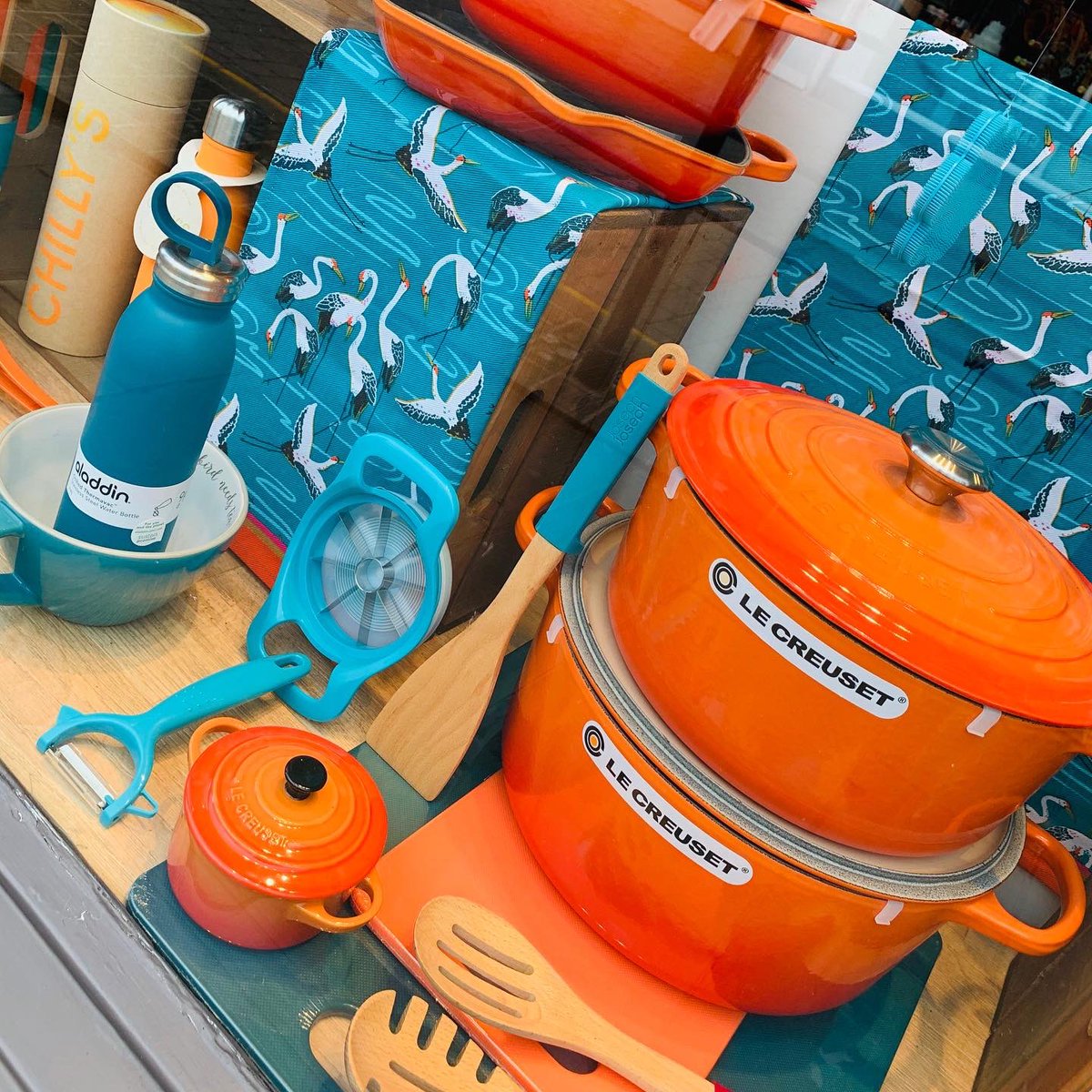 TheKitchenRange's tweet photo. The cranes have landed...
We have fallen in love with these beautiful teal textiles, with colour pops of volcanic orange! 🧡
.
.
.
#windowdisplay #window #new #newwindow #cranes #havelanded #teal #orange #burgundy #textiles #cookshop #marketharborough #lovelocal #supportlocal https://t.co/qBrDiC3gpo