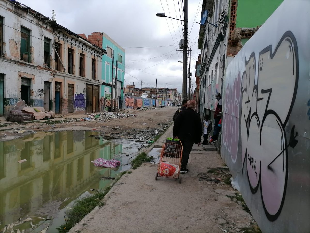 CamilaOspina's tweet photo. Gente su ayuda urgente: (Por favor RT) EN BOGOTÁ 
 Necesitamos electrodomésticos de cocina, muebles, todo para esta familia, UNA CAMA. Es una mamá soltera que tiene dos hijitos (Adjunto foto de donde viven) por favor ayuda; lo que tengan por fa conmigo. https://t.co/KegKzBtOFQ