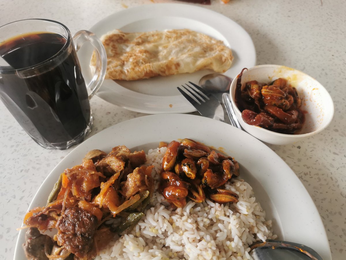 马来大妈 从小吃辣椒长大 以前指天椒拿着就是往嘴里咬 哪顿没辣椒基本上就不吃饭了 现在老了 收敛些 女儿们都很羡慕我 怎么吃就不长粉刺不长青春痘 这就脸皮厚的好处