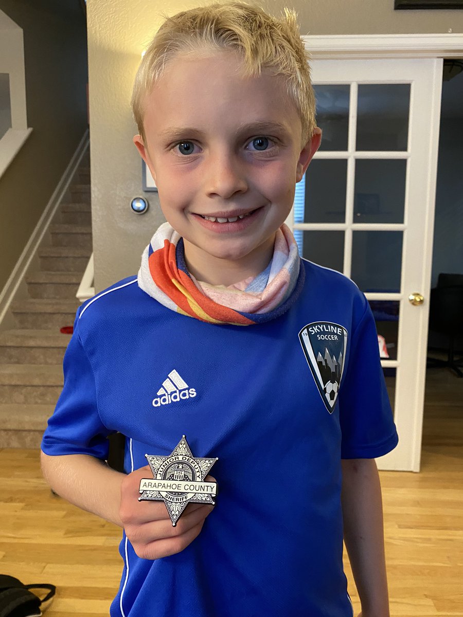 Thanks to <a href="/ArapahoeSO/">Arapahoe Sheriff</a> ‘Sheriff Pete’ for stopping by our neighborhood and handing out jr deputy badges. #connectingwiththecommunity