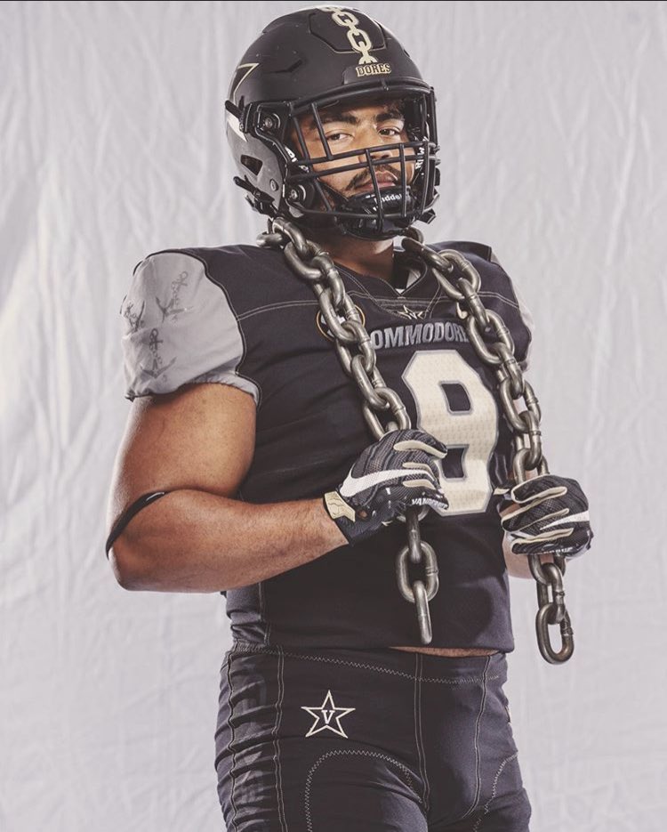 JCJetsFootball's tweet image. Hey @DavisDaevion! We told you all along D linemen look best in a single digit jersey. #9 #NextLevelJet