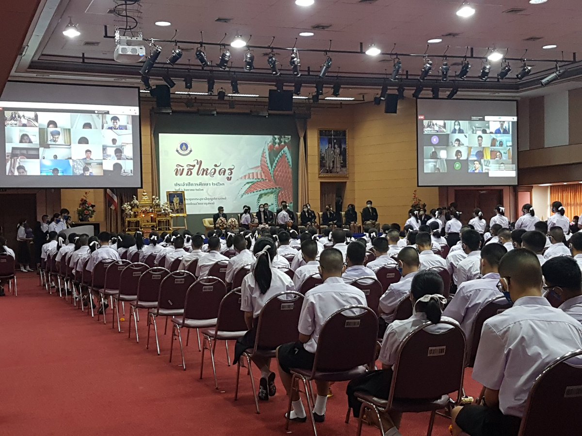 mwit_th's tweet image. สังเกตเห็นอะไรไหมทุกคนนนน!!!

ตอนแรกบอทน้อยก็สงสัย ตกลงวันนี้เค้ามีประชุมหรืองานไหว้ครู แอบงงๆ อยู่หน่อยๆ แต่พอเพ่งบนจอดีๆ อ้าว..นั่นเด็กๆ ม.5-6 นี่หน่า

ใช่แล้ว.. เด็กๆ ยังเรียนออนไลน์อยู่ที่บ้าน แต่ได้ร่วมไหว้ครูผ่าน Google Meet แถมยังส่งพานไหว้ครูออนไลน์มาด้วย น่ารักจัง #MWIT