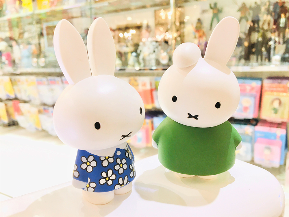 株式会社メディコム トイ Today S Solamachi 本日はudf ディック ブルーナシリーズから花柄のワンピース を着たミッフィーとそのお友達のダーンをご紹介します 今年で生誕65周年を迎えたミッフィーをみんなでお祝いしましょう Medicomtoy