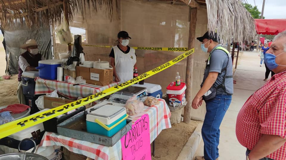 WalterValenzu's tweet photo. Dirección de Inspección Fiscal y Seguridad Pública Municipal, se trasladaron a puerto San Carlos a la revisión de los locales semifijos de venta de comida, con el objetivo de orientar en las medidas sanitarias y protocolos aplicables por motivo de esta pandemia del Covid-19. https://t.co/eCFGvIced3