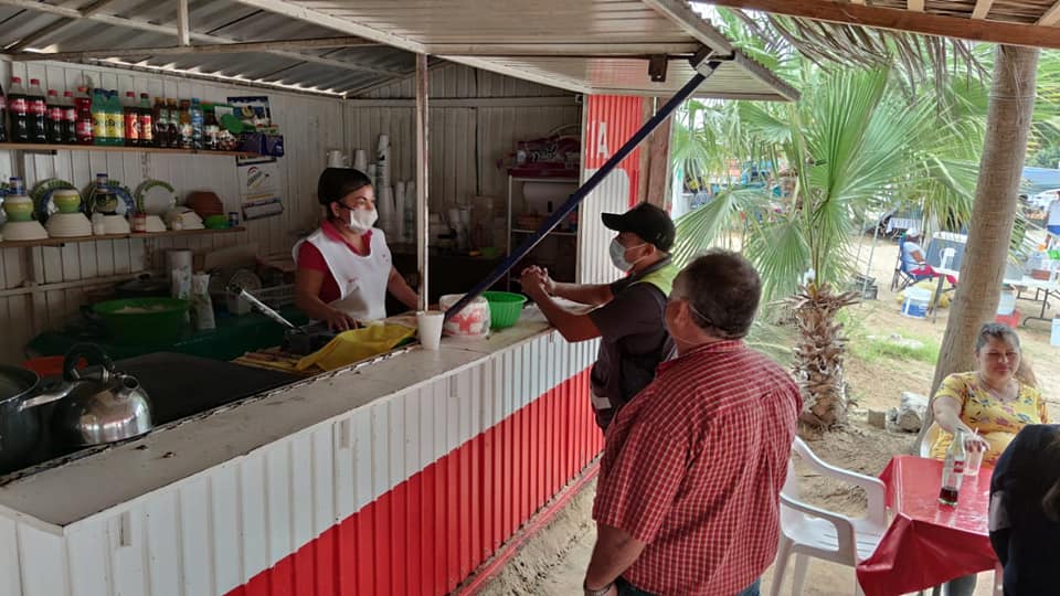 WalterValenzu's tweet photo. Dirección de Inspección Fiscal y Seguridad Pública Municipal, se trasladaron a puerto San Carlos a la revisión de los locales semifijos de venta de comida, con el objetivo de orientar en las medidas sanitarias y protocolos aplicables por motivo de esta pandemia del Covid-19. https://t.co/eCFGvIced3