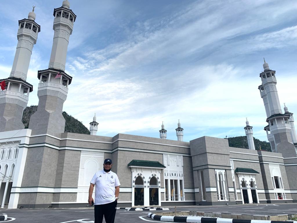 NikYahya2's tweet photo. MASJID YBM TENGKU RAZALEIGH GUA MUSANG...Kali kedua menjejak kaki ke sini. Teruja dan terpesona dgn keindahannya! https://t.co/ssP848eZxd