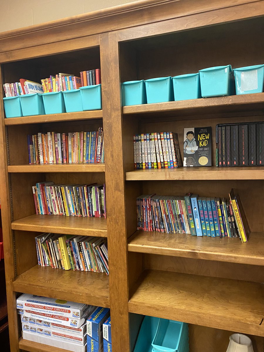 Slowly but surely, it’s starting to look like a library! 💕 📚 

@pleasantgrovees @JEFCOED 
#elementarylibrarian #lms #librarymediaspecialist #librarian