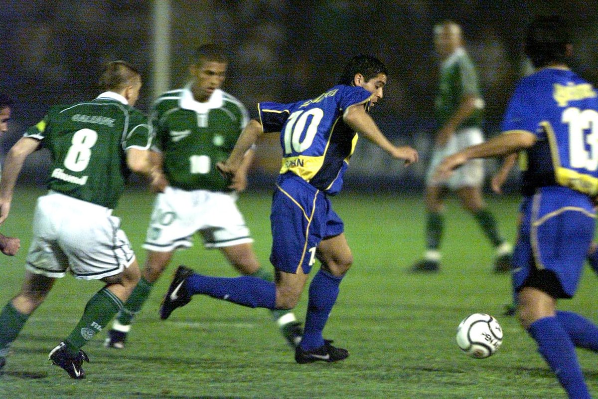Es junio del 2001 y Boca va a jugar ante Palmeiras en las semis de la Libertadores. El clima está bravo. La recepción de los brasileños es de todo menos amable. Acaban de apedrear el micro. Román, tranquilo, va a la puerta del vestuario a buscar a su amigo Arbo, invitado por él.