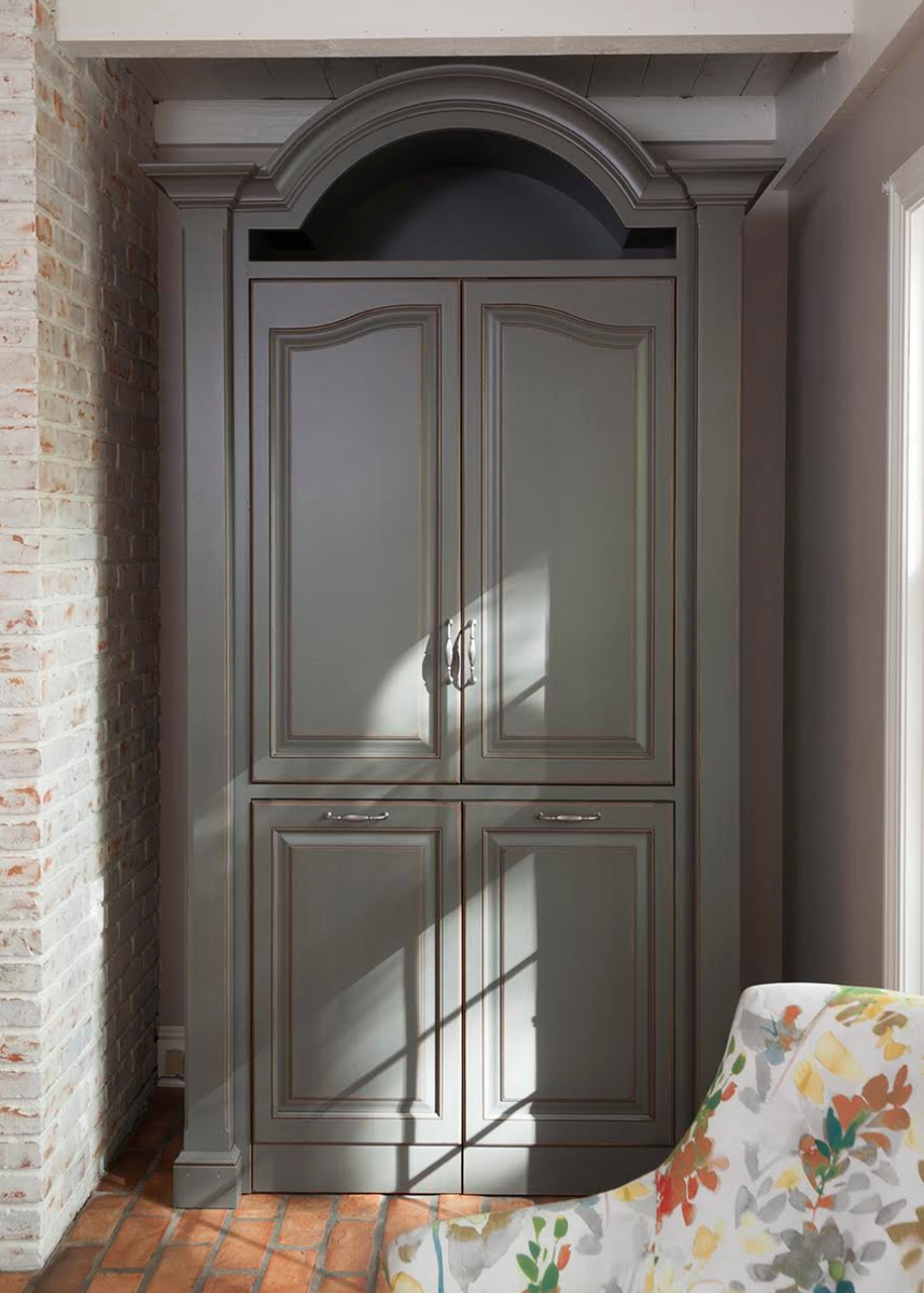 RACapoG's tweet image. An armoire in the kitchen? Yup! This grey armoire fits the space perfectly, provides plenty of extra storage, and adds to the rustic charm of this traditional cottage kitchen. It works so well, we’re adding “armoire” to our #kitchenwishlist! #kitchendesign #traditionalkitchen