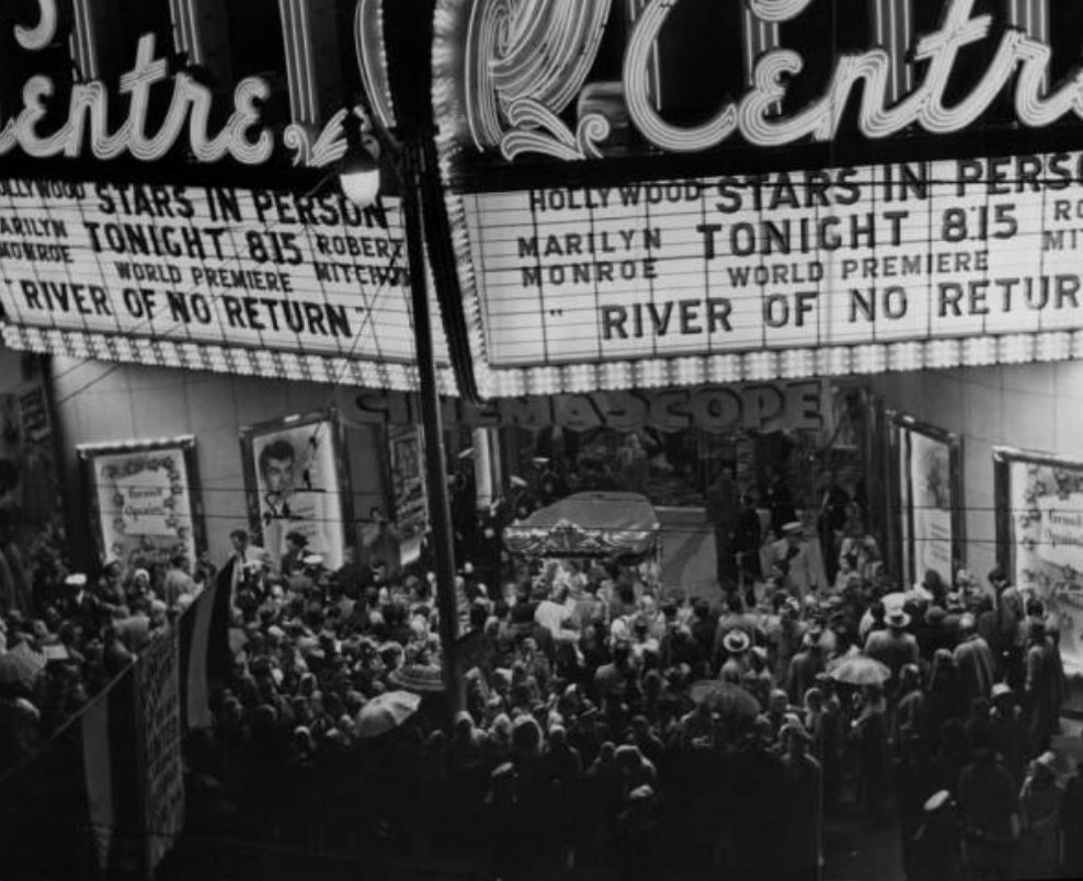 para intervenir en “River of No Return” (1954), junto a Marilyn Monroe.Fue el primer filme en cinemascope, donde la puesta en escena utiliza la pantalla larga para restituir el realismo de los grandes espacios y para dibujar un conflicto psicológico.