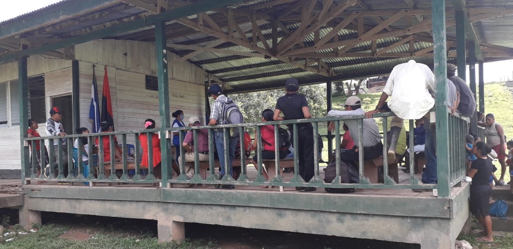 mifamilianic's tweet photo. #AmorALaFamilia | Nuestra delegación de #Siuna brinda acompañamiento a familias de la Comunidad Sikilta territorio #Mayagna en coordinación con el #MINSA, y entrega cartillas de promoción de valores, signos y señales para prevenir la violencia. https://t.co/WPPMirzUkR