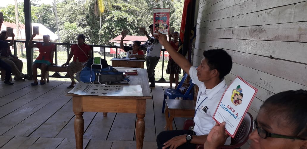 mifamilianic's tweet photo. #AmorALaFamilia | Nuestra delegación de #Siuna brinda acompañamiento a familias de la Comunidad Sikilta territorio #Mayagna en coordinación con el #MINSA, y entrega cartillas de promoción de valores, signos y señales para prevenir la violencia. https://t.co/WPPMirzUkR