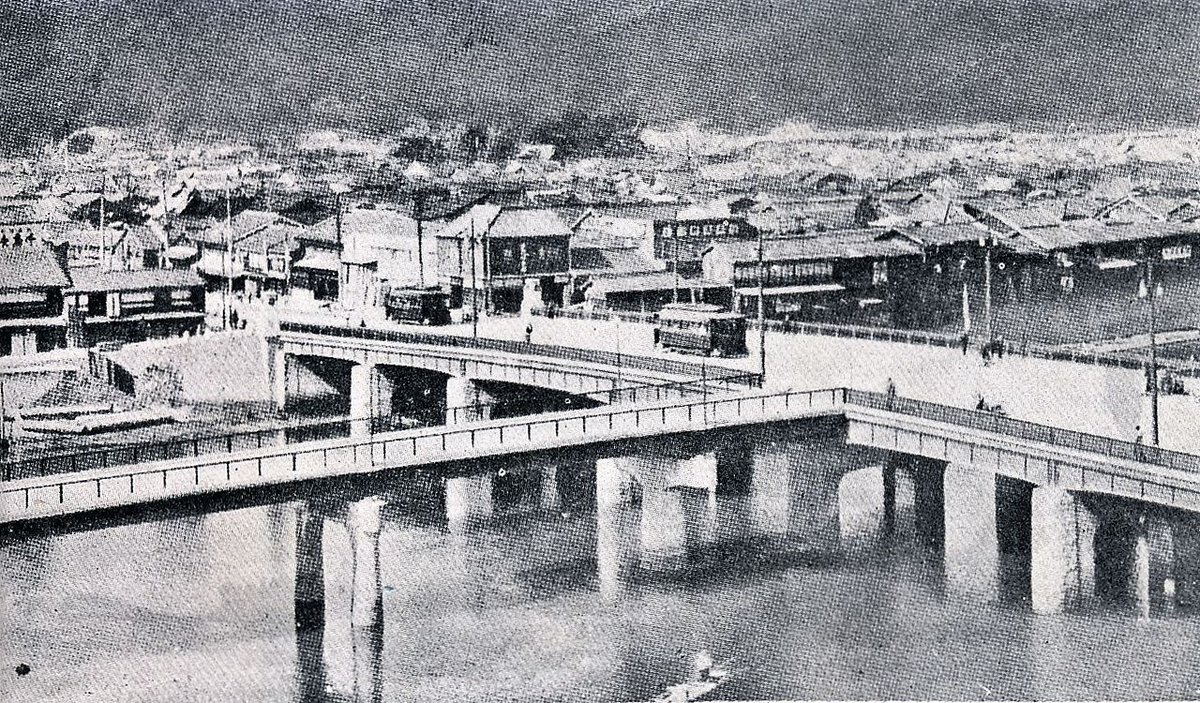 In Hiroshima, people are beginning their day. They do not know about atomic weapons. It is HQ of General Hata's 2nd Army, controlling the defence of southern Japan. Around 350,000 people live here. The target of the bomb is the strange, T-shaped Aioi Bridge in the city heart.