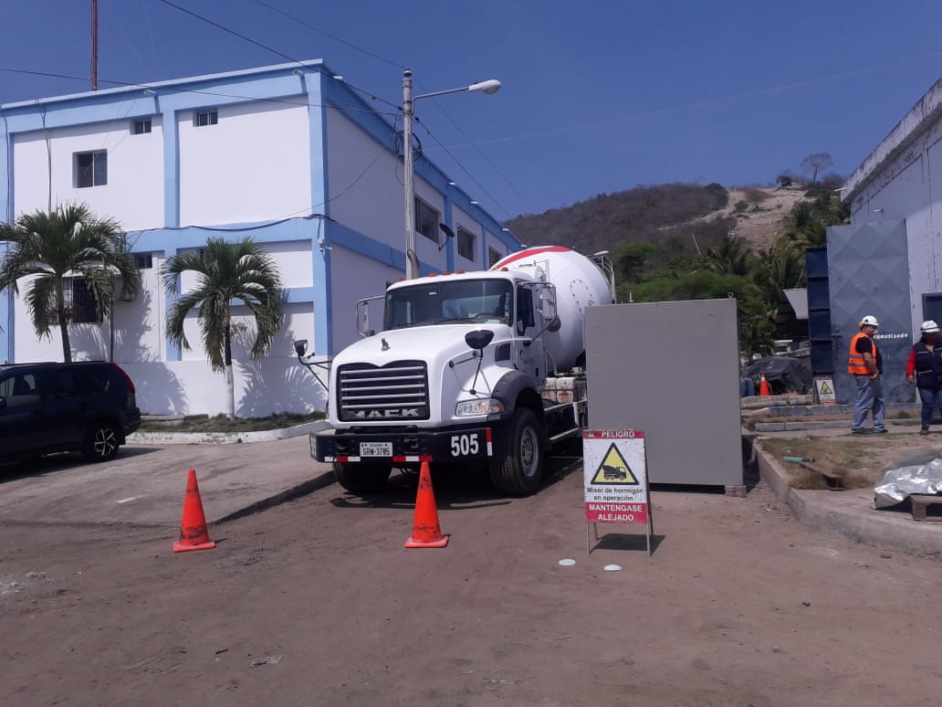 UGPManta's tweet photo. Con la construcción de las losas de cimentación, avanzamos con los trabajos para el montaje de las bombas de impulsión 3 y 4 en la estación de bombeo #Ceibal; son 4 bombas en total y 2 ya están en funcionamiento, con lo que #Epam aumentó su capacidad de impulsión de agua a Manta, https://t.co/gJiuNkVwIs