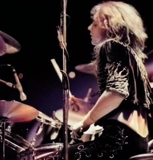 ayoh_vega's tweet photo. #Queen #TenementFunster
#本日の一曲
Album "Sheer Heart Attack"より。
Roger氏作。
Roger Taylor - Tenement Funster (Live)
https://t.co/pE2WPBYHlp
一応、Roger氏、怒りの第一弾。
曲自体悪くない…と思う。
しかし余り怒りを感じないのは何故だろう?
次の収録曲がFlick of the Wrist。 https://t.co/cRuJ7jSe7r