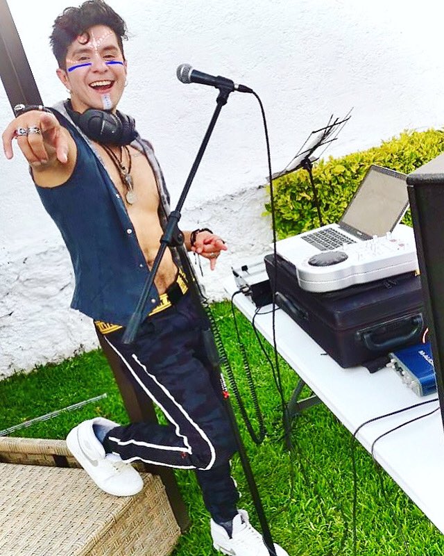 GrecoVolta's tweet photo. Primera prueba de este nuevo proyecto llamado RADIONEON. Ya les contaré más... 🎛🎤🎷
.
.
#dj #singer #sax #cantante #saxophonist #concert #livemusic #tribal #makeup #maquillaje #maquillajetribal #oaxtepec #oaxtepecmorelos https://t.co/12XmWizC1Y