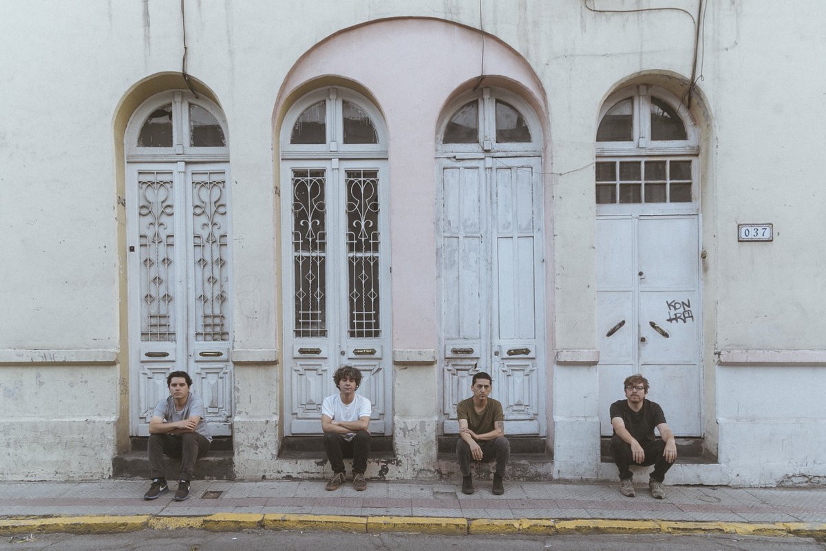 .<a href="/maifersoni/">maifersoni</a> aprovecha la cuarentena y rinde homenaje a las movilizaciones sociales que tuvieron lugar en Chile. bit.ly/31n7rHh ✊🇨🇱🎶