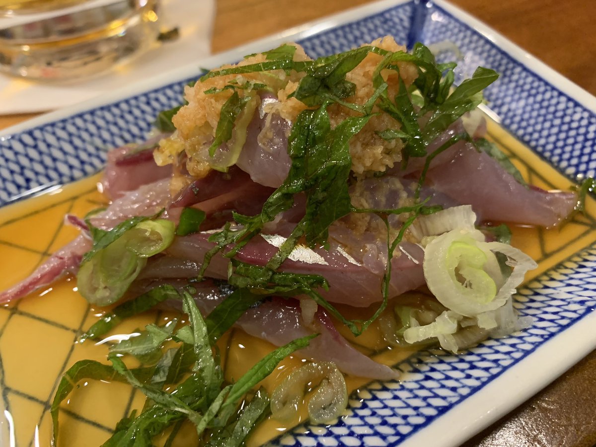 Moe いただいたムロアジをお刺身にしてもらい 酢味噌醤油でいただきました この食べ方は島ではよくやるみたいですが 私は初めてでした すごく美味しかったです ムロアジ ごちそうさまでした 八丈島 ごちそう 刺身 初 美味しい ありがとう 魚