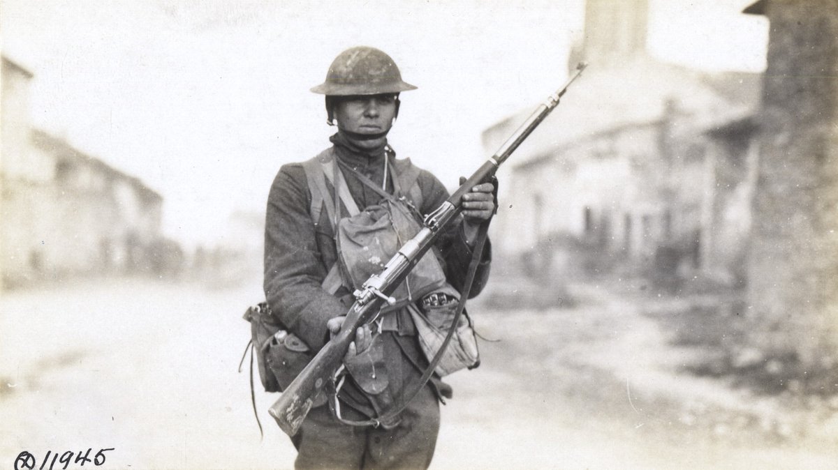 A US infantryman, from the 166th Inf. Regt., holds a captured German Gew.98 in St. Maurice, 1918. 

If you look closely he's wearing a bandolier full of what appear to be Chauchat magazines. He also has a holstered M1911. 

Source - catalog.archives.gov/id/55184015
#History #WW1