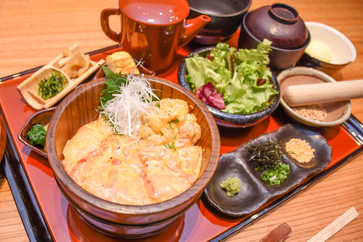 ট ইট র わだ家つくば店 ランチおすすめ わだ家流 漬け真鯛のひつまぶし ごまの香り豊かな特製のタレに漬けた新鮮な真鯛を わだ家自慢のしゃぶしゃぶのおだし 薬味でいただくひつまぶしです 皆様のご来店お待ちしております 029 863