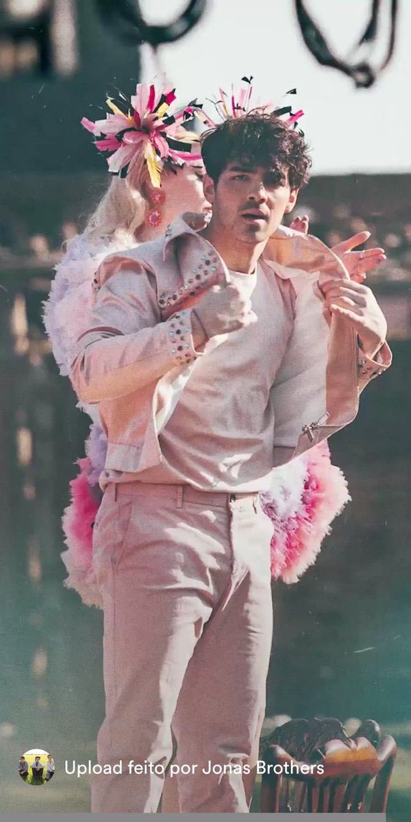 Joe Jonas in Pink and Red: a very necessary thread