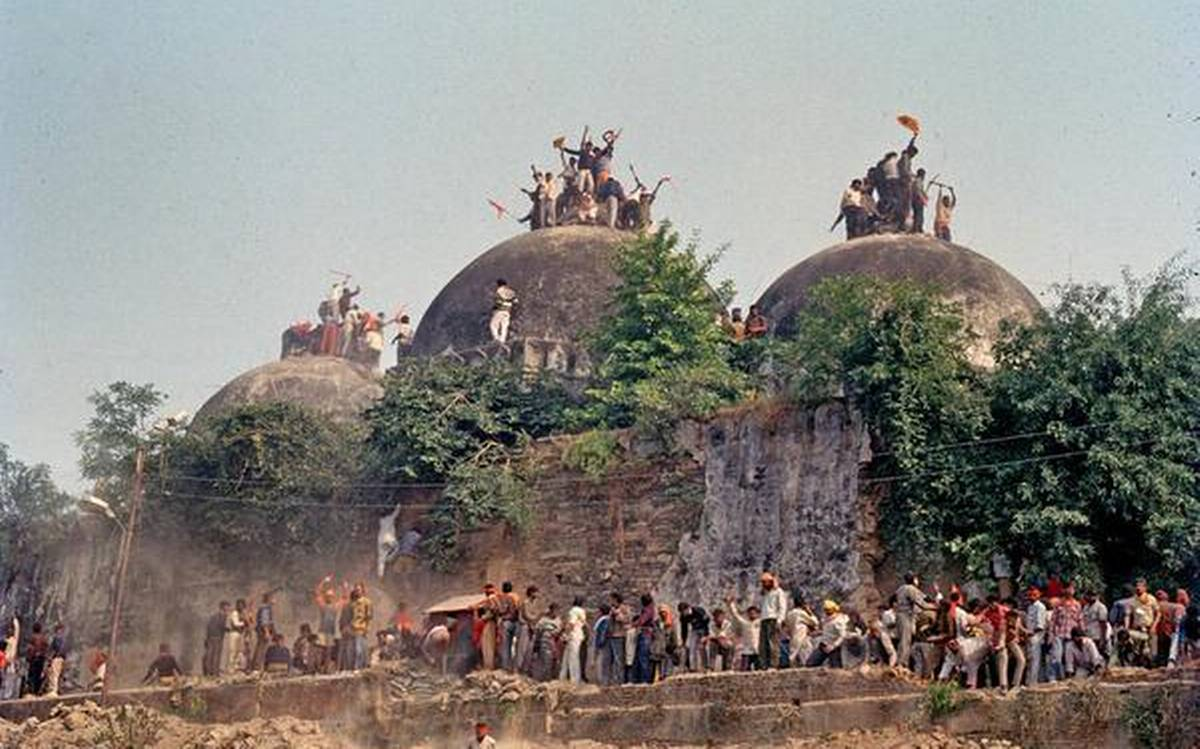 Masjid Babri itu peninggalan sejarah India, sayang sekali mereka hancurkan seperti itu. Walau bukan warga India, saya juga merasa sakit melihat bangunan keren lebih dr 400 tahun silam dihancurkan seenaknya begitu saja.