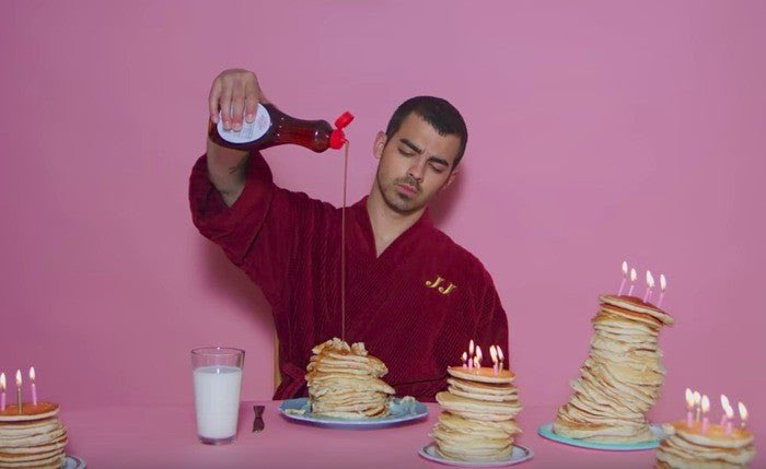 Joe Jonas in Pink and Red: a very necessary thread