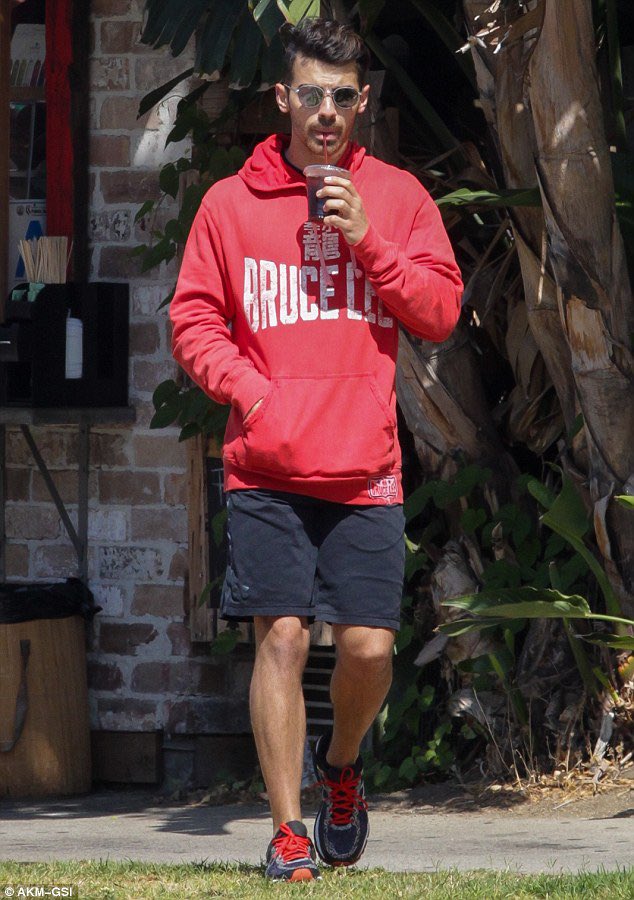Joe Jonas in Pink and Red: a very necessary thread