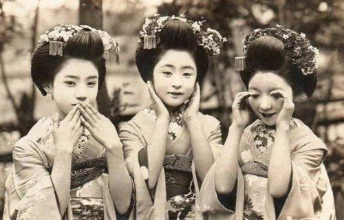 当時流行っていた写真を撮る時のポーズ？？三猿のポーズが可愛い！