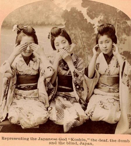 当時流行っていた写真を撮る時のポーズ？？三猿のポーズが可愛い！