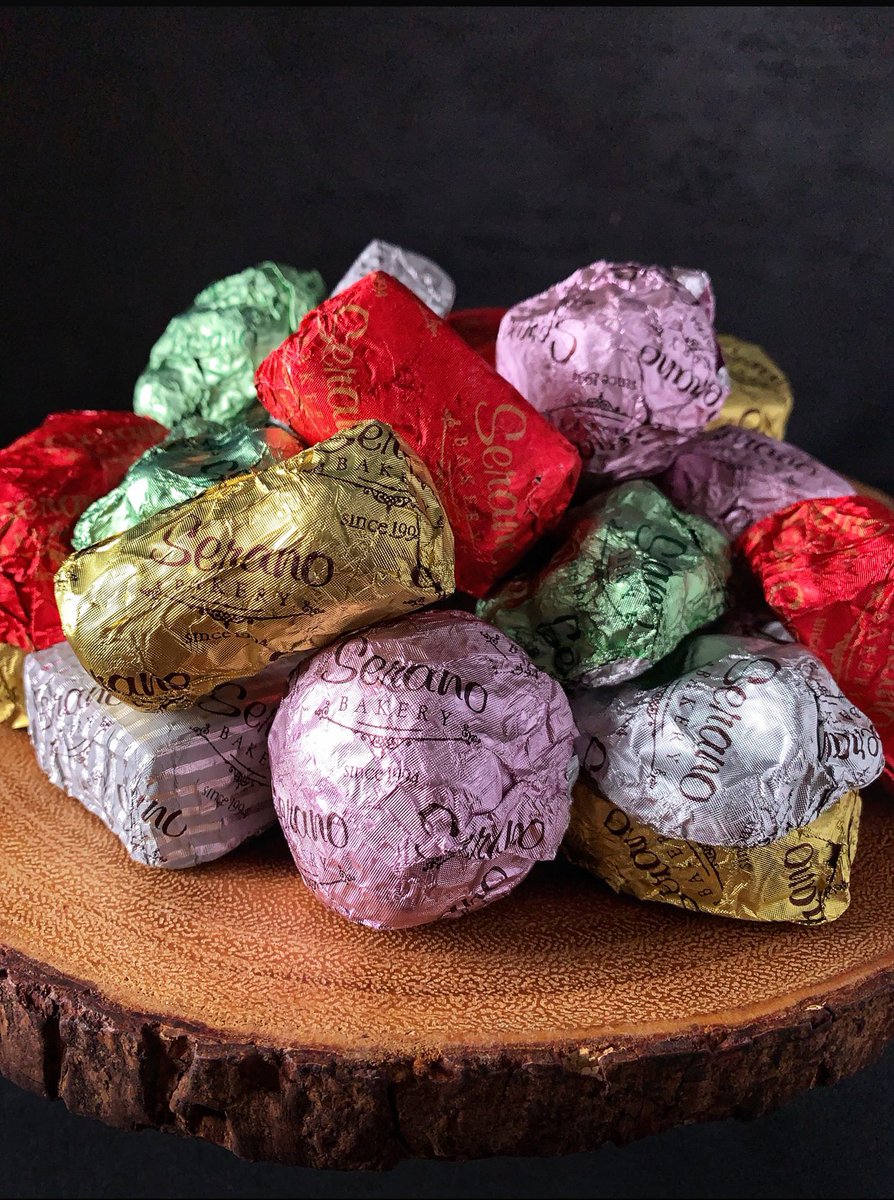 SeranoBakery's tweet photo. Life is like a box of Serano foil wrapped treats. You never know what you’re gonna get!!!💁🏻♀️😊 #tilixta #foilwrapped #chocolate #petitgateau #baklava #wafer #tahini #strawberry #lemon #vanilla #nutella #hazelnut #almonds #anomala #dessert #bakery #torontobakery https://t.co/ea59K4jnQ1