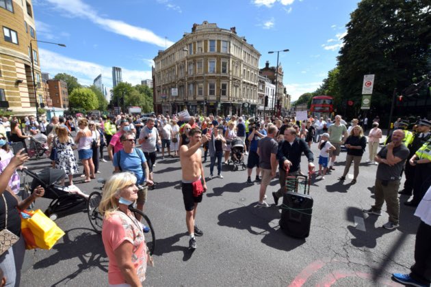 SaveColumbiaRd1's tweet photo. Just a few more anti #LiveableStreet protesters in Islington than those pro supporters could muster together on Skew Bridge in @TowerHamletsNow #roadsforall https://t.co/t48RDYayek