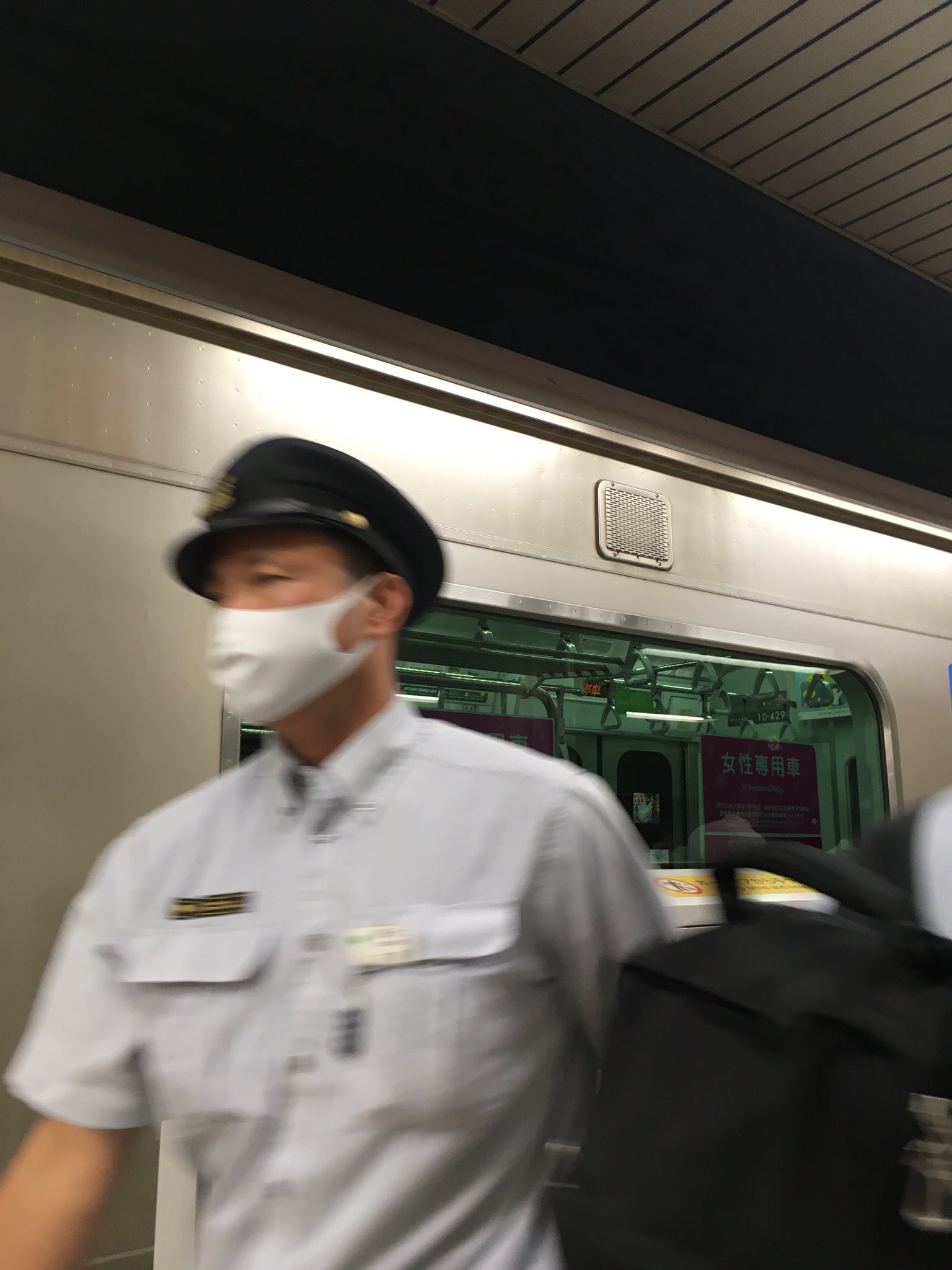 女性車掌　盗撮画像  / X