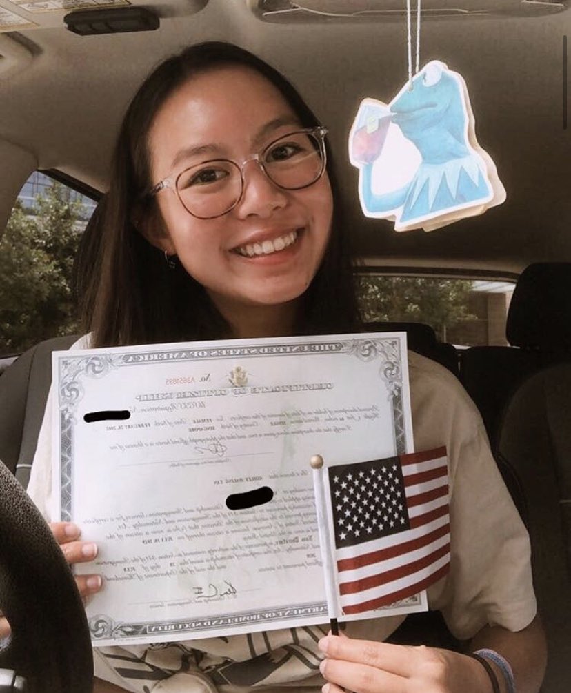 Twitter 上的许四多 疫情期间 被安排美国入籍面谈 通过面谈 并参加视频宣誓 成为美国公民 评 已经有移民身份的啥都没耽误 绿卡正常发 补助随便拿 公民还能考 一切正常 没移民身份的 啥都耽误了 避难全压 递交了 不打指纹不递交的更完了 对了