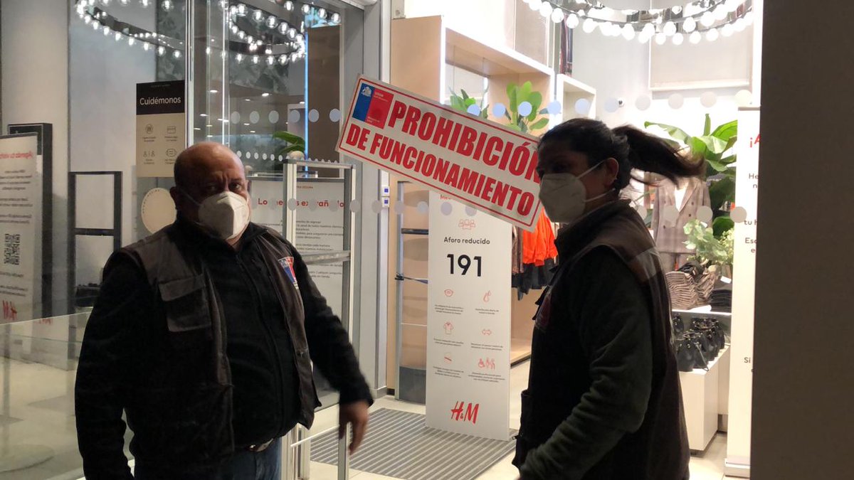 SeremiSaludRM's tweet photo. Debido a las falencias constatadas en fiscalización a H&amp;M de Casa Costanera y, sobre todo, las relacionadas al espacio lo físico de clientes y contratos de trabajadores, se decretó la Prohibición de Funcionamiento de la tienda, hasta que solucionen las deficiencias constatadas. https://t.co/3rTkf7gVQ5