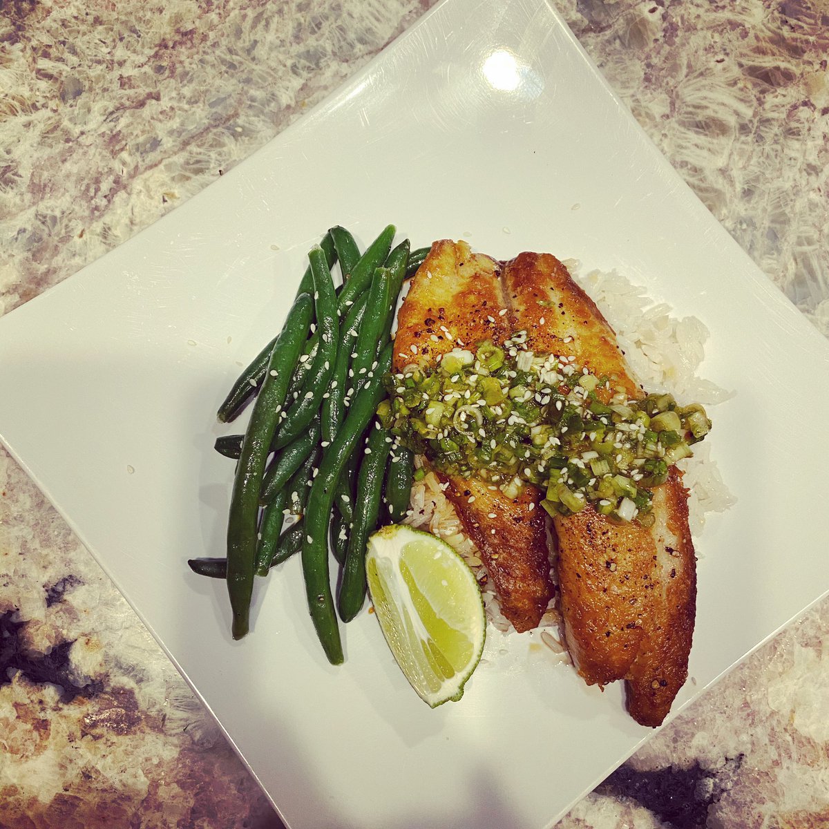 TU_FoodSnob's tweet photo. @HelloFresh Talipia with Scallion Sriracha Pesto over Ginger Rice with Green Beans #covidculinarian #hellofreshpics #TUFS https://t.co/ecQqOgqfGe
